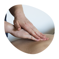 Humanphysiotherapie - Hände, die auf einen Rücken drücken